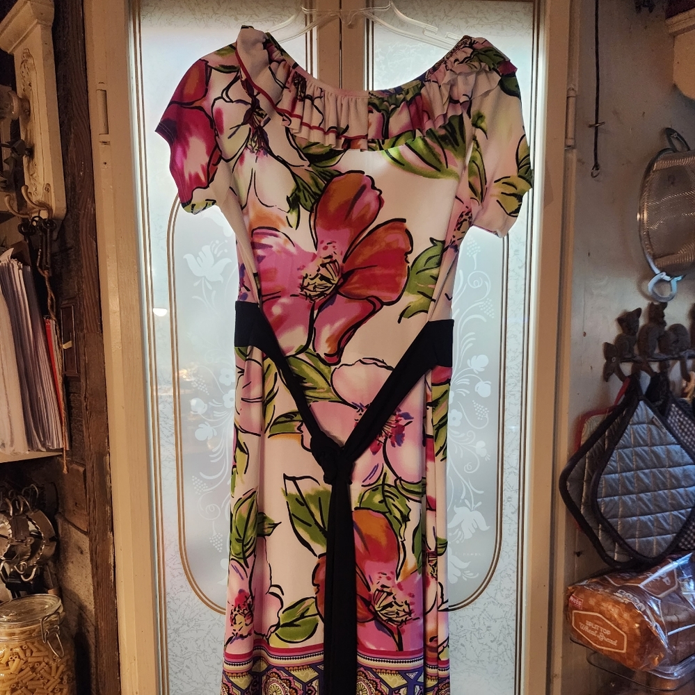 Mult colored summer dress. Gently used. Size med